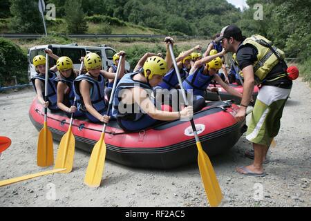 Praticare sulla riva, whitewater rafting su un fiume di montagna dei pirenei vicino a Rialp, Catalogna, Spagna, Europa Foto Stock