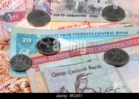 Banconote e monete metalliche: valuta del Qatar, Riyal, QAR Bahrain Dinar, BHD, e gli Emirati arabi uniti o Emirati Arabi Uniti, Dirham AED Foto Stock