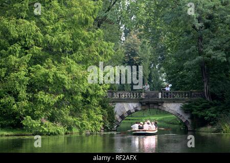 Canotto passando attraverso i laghi e canali del Gartenreich Dessau-Woerlitz, Dessau-Woerlitz Garden Realm Foto Stock