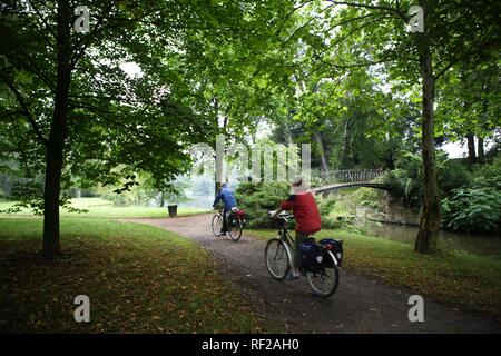 I ciclisti a Gartenreich Dessau-Woerlitz, Dessau-Woerlitz Garden Realm, Sito Patrimonio Mondiale dell'UNESCO, Dessau, Sassonia-Anhalt Foto Stock