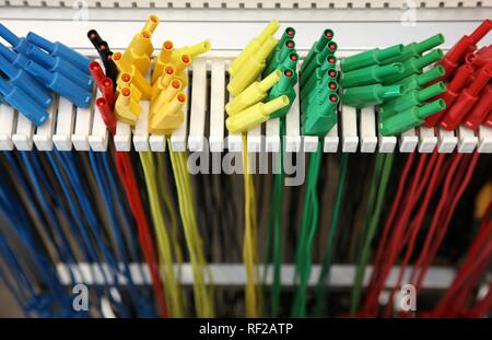 I cavi in vari colori per il collegamento dei circuiti elettrici Foto Stock