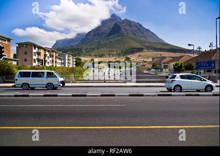 Strada principale e l'autostrada M3 sono sempre occupato strade di transito sotto Devil's Peak. Foto Stock