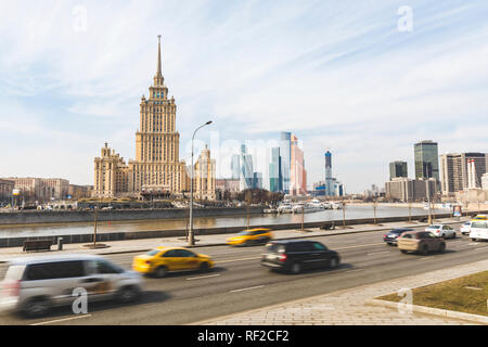 La Russia, Mosca, vista l'Hotel Ukraina e grattacieli della città moderna in background Foto Stock