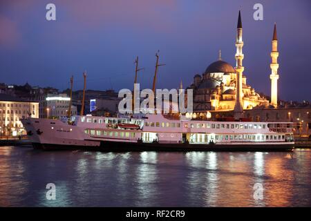 Il Ponte di Galata sopra il Golden Horn, due piani ponte stradale, traffico sopra, i bar e i ristoranti di seguito, Istanbul, Turchia Foto Stock