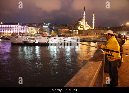Il Ponte di Galata sopra il Golden Horn, due piani ponte stradale, traffico sopra, i bar e i ristoranti di seguito, Istanbul, Turchia Foto Stock