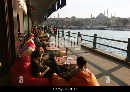 Galata Bridge spanning the Golden Horn, un edificio a due piani ponte con una strada sopra e i bar e i ristoranti di seguito, Istanbul, Turchia Foto Stock