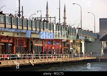 Galata Bridge spanning the Golden Horn, un edificio a due piani ponte con una strada sopra e i bar e i ristoranti di seguito, Istanbul, Turchia Foto Stock