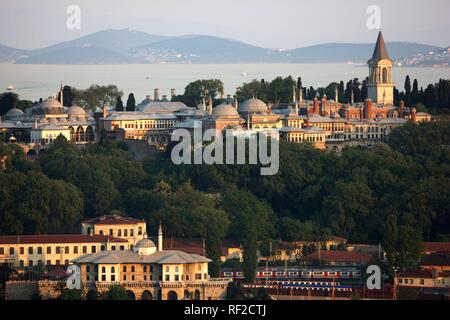 Vista attraverso il quartiere Eminoenue sopra il Golden Horn verso il palazzo di Topkapi, Istanbul, Turchia Foto Stock