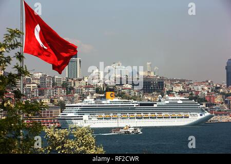 Traghetto e una nave passeggeri sul Bosforo nella parte anteriore del Galata e distretti Byoglu, skyline, Istanbul, Turchia Foto Stock