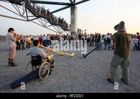 Alpenhorn giocatori durante il turno supplementare, la lunga notte della cultura industriale, vulcano expedition tema, sulla Tetraeder Foto Stock