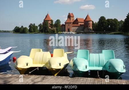 Barche a remi di fronte all isola di Trakai Castle, punto di riferimento della Lituania, Trakai, Lituania, paesi baltici, Europa nord-orientale Foto Stock