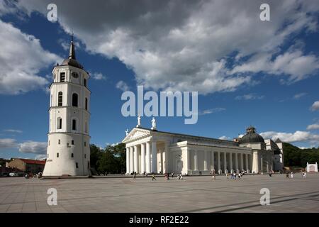 San Stanislao Duomo con il campanile staccato -, Varpine, la piazza della cattedrale di Vilnius, Lituania, Paesi Baltici Foto Stock