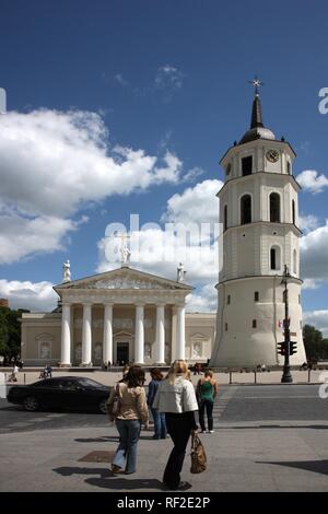 San Stanislao Duomo con il campanile staccato -, Varpine, la piazza della cattedrale di Vilnius, Lituania, Paesi Baltici Foto Stock