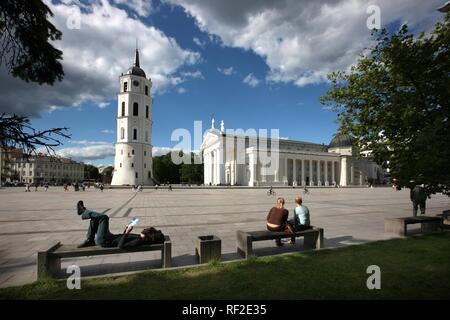 San Stanislao Duomo con il campanile staccato -, Varpine, la piazza della cattedrale di Vilnius, Lituania, Paesi Baltici Foto Stock