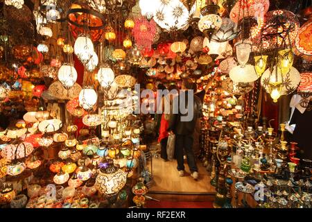 Cabina con lampade, cabine di vendite e di pedoni, Grand Bazar o Bazar coperto, Mercato coperto per le merci di tutti i tipi, Istanbul Foto Stock