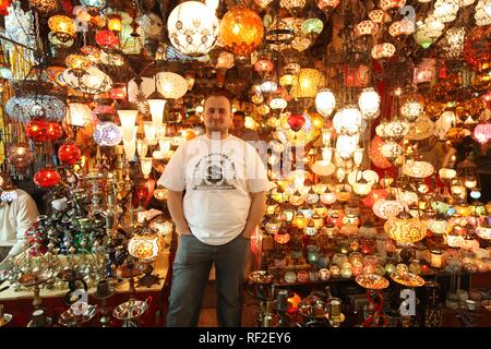 Merchant vendere lampade presso il suo stand, il Grand Bazar o Bazar coperto, Mercato coperto per le merci di tutti i tipi, Istanbul, Turchia Foto Stock