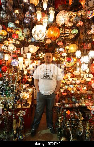 Merchant vendere lampade presso il suo stand, il Grand Bazar o Bazar coperto, Mercato coperto per le merci di tutti i tipi, Istanbul, Turchia Foto Stock