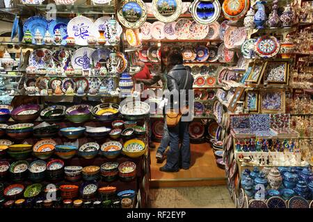 Cabina con ceramiche, Grand Bazar o Bazar coperto, Mercato coperto per le merci di tutti i tipi, Istanbul, Turchia Foto Stock