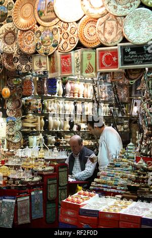 Booth, Grand Bazar o Bazar coperto, Mercato coperto per le merci di tutti i tipi, Istanbul, Turchia Foto Stock