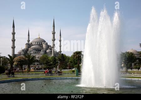 Fontana, Moschea blu sul retro, Sultan Ahmet moschea, Istanbul, Turchia Foto Stock