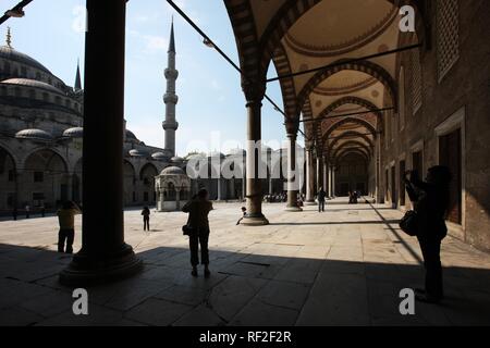 Courtyard, Moschea blu Sultan Ahmet moschea, Istanbul, Turchia Foto Stock