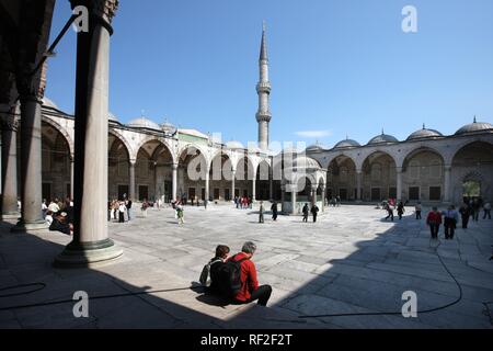 Courtyard, Moschea blu Sultan Ahmet moschea, Istanbul, Turchia Foto Stock