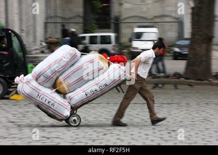 Porter al Grand Bazaar, Sultanahmet, Istanbul, Turchia Foto Stock