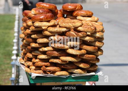 Alimentare la vendita di stallo Simit, bagel con sesamo, Istanbul, Turchia Foto Stock