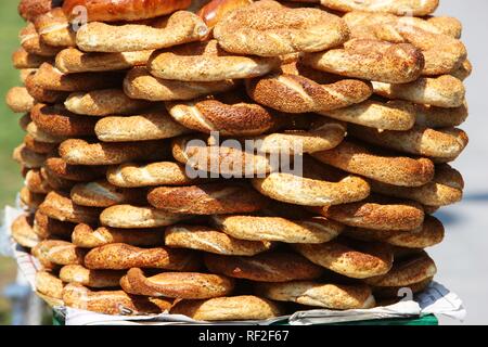 Alimentare la vendita di stallo Simit, bagel con sesamo, Istanbul, Turchia Foto Stock