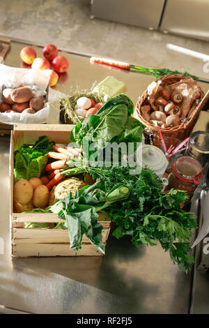 Orgnaic fresca frutta e verdura in una cucina Foto Stock