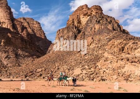 I cammelli con i turisti nel deserto Wadi Rum, Giordania Foto Stock