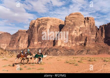 I cammelli con i turisti nel deserto Wadi Rum, Giordania Foto Stock