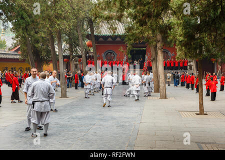 Dengfeng, Cina - 16 Ottobre 2018: gli alunni della scuola di arti marziali si stanno preparando per le prestazioni sulla piazza principale di fronte al Tempio Shaolin. Foto Stock