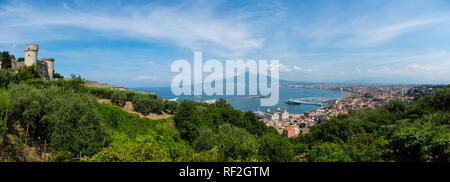 L'Italia, Campania, Napoli, vista da Castellammare di Stabia, Castello Medioevale, Golfo di Napoli e il Vesuvio sullo sfondo Foto Stock