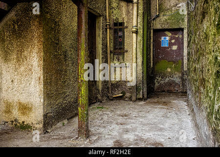 Vecchio e umido funzionare giù il vicolo accesso fire escape Fort William Highlands della Scozia UK Foto Stock