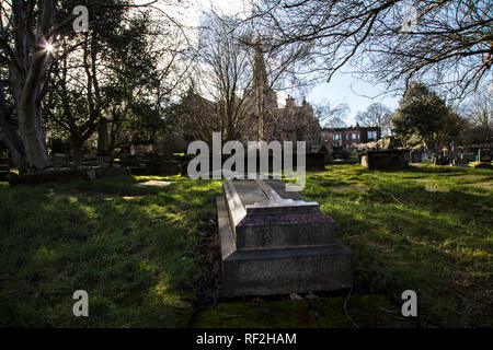 Vista posteriore attraverso il cimitero della Chiesa di Tutti i Santi, Childwall Foto Stock