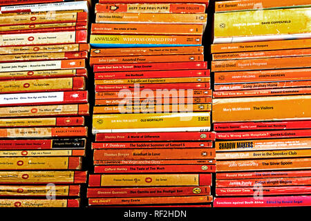 Pile di libri dei pinguini nella parte anteriore di un bookshop Foto Stock