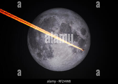 Una immagine di un volo aereo di fronte alla luna piena dal cielo notturno Foto Stock