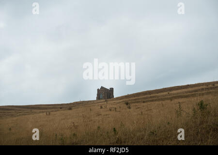 Abbotsbury, Dorset, Regno Unito luglio 27, 2018 vista di Santa Caterina, la cappella e il prato circostante nel Giurassico cintura costiera Foto Stock