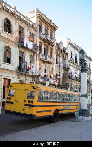 Di classe operaia alloggiamento sull industria street, retro del Capitolio square, Havana, Cuba, Caraibi Foto Stock