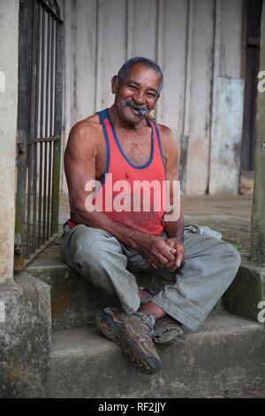 Uomo cubano di fumare il sigaro in Pinar del Rio, Cuba, Caraibi Foto Stock