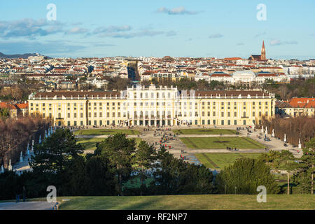 La città di Vienna con vista dello skyline della citta' dal Palazzo di Schönbrunn giardino. Austria. Foto Stock