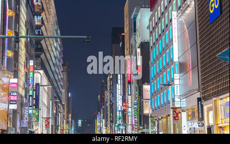 Vista notturna del quartiere di Ginza, il distretto ha un marchio famoso flagship store di tutto il mondo, offre alta fine shopping al dettaglio. Foto Stock