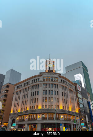 Vista notturna del quartiere di Ginza, il distretto ha un marchio famoso flagship store di tutto il mondo, offre alta fine shopping al dettaglio. Foto Stock