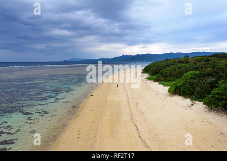 Vista aerea di moody meteo su una bella spiaggia tropicale, prese da fuco Foto Stock