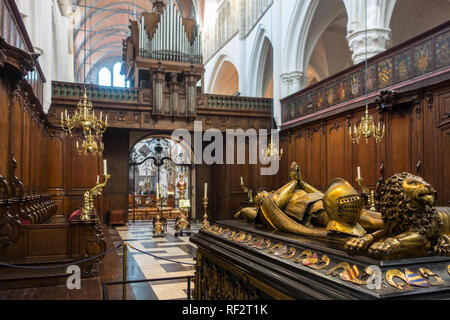 Tomba di Carlo il Temerario e coro nella chiesa di Nostra Signora / Onze-Lieve-Vrouwekerk nella città di Bruges, Fiandre Occidentali, Belgio Foto Stock