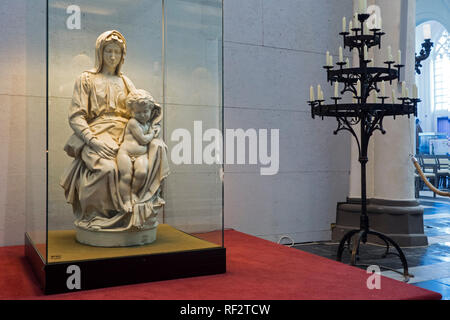 La replica della Madonna di Bruges, scultura di Michelangelo nella chiesa di Nostra Signora / Onze-Lieve-Vrouwekerk nella città di Bruges, Fiandre, in Belgio Foto Stock