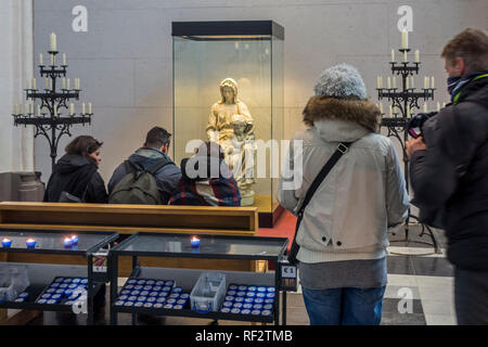 La replica della Madonna di Bruges, scultura di Michelangelo nella chiesa di Nostra Signora / Onze-Lieve-Vrouwekerk nella città di Bruges, Fiandre, in Belgio Foto Stock