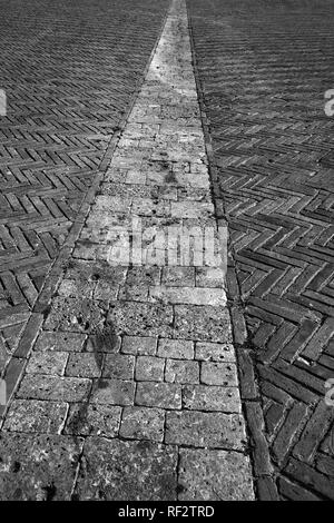 Piazza del Campo: dettaglio del mattone e pavimentazione in pietra, Siena, Toscana, Italia: versione in bianco e nero Foto Stock