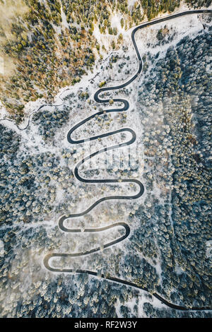 Strada tortuosa Transfagarasan nei Carpazi vista aerea Foto Stock